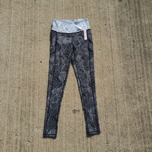 NEW Victoria’s Secret On Point Leggings Women’s Size 6 Long Black/white Leaf